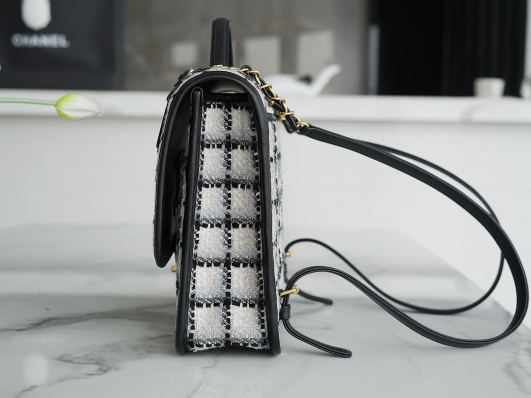 𝗖𝗛𝗔𝗡𝗘𝗟✦ In tweed weave 𝟮𝟮k Premium Handmade Workshop Black and white tweed shoulder bag 🖤🤍