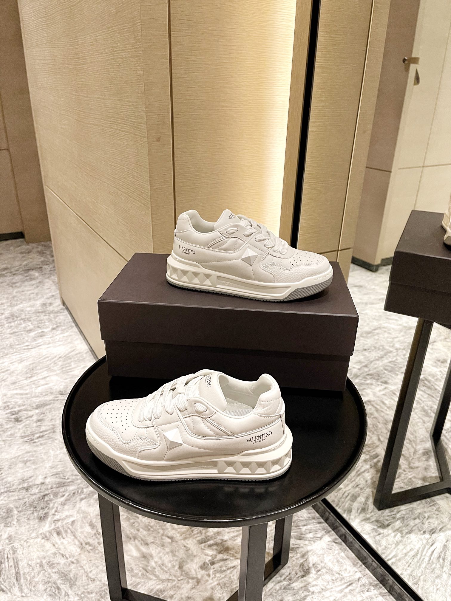 【Valentino】𝟐𝟎𝟐𝟏/𝐒𝐒 𝐧𝐞𝐰 Valentino 2021 fall and winter new one stud sneakers couples on the new