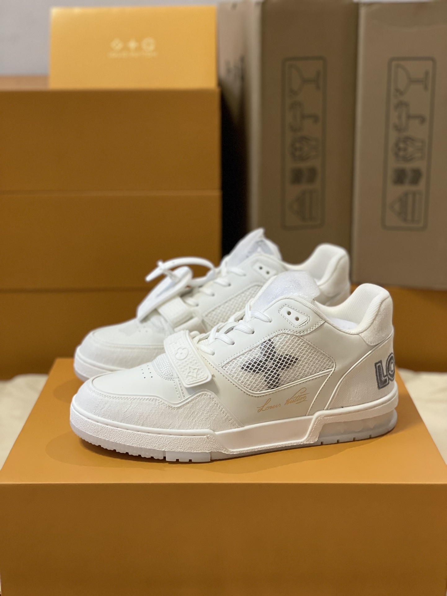 Louis Vuitton Trainer sneakers for couples, style 1A98UX