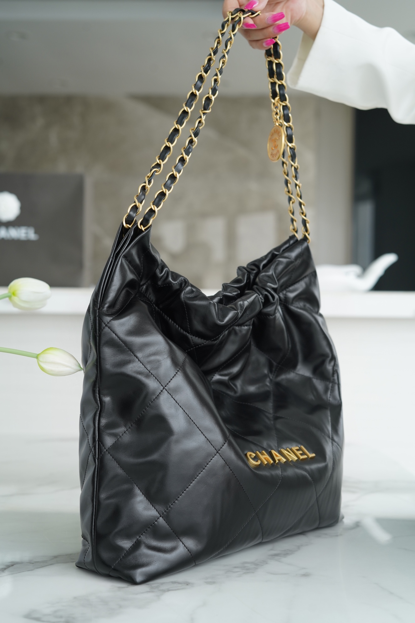 𝗖𝗛𝗔𝗘𝗡𝗟✦𝟐𝟐𝗣Spring/Summer New 𝟐𝟐Handbag Genuine Tail Leather Medium Black Gold