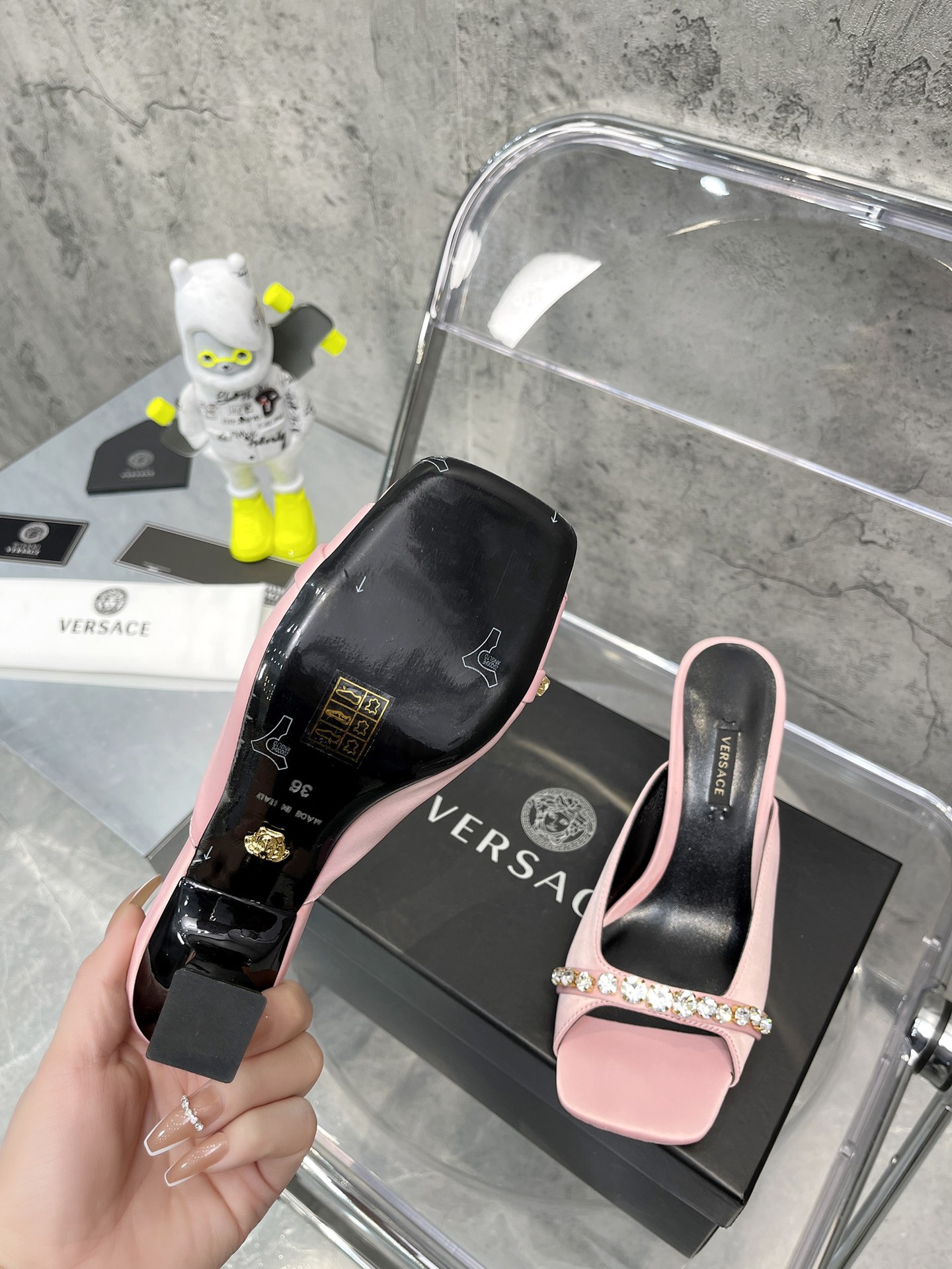 𝐕𝐞𝐫𝐬𝐚𝐜𝐞｜𝟐𝟎𝟐𝟐/𝐒𝐒 𝐧𝐞𝐰 Gold LA MEDUSA string with sparkling crystal ribbon