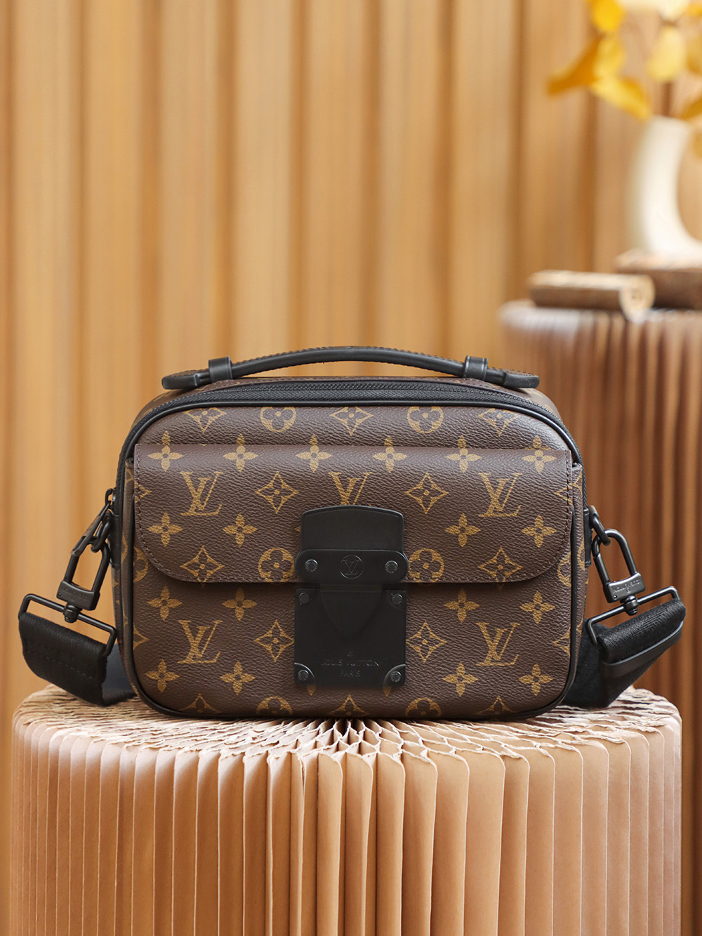 Louis Vuitton 𝐒 𝐋𝐎𝐂𝐊 messenger bag M45806