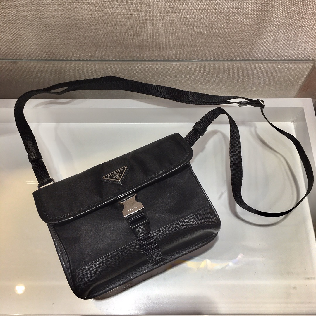 𝐏𝐑𝐀𝐃𝐀𝐀 Mini shape messenger bag