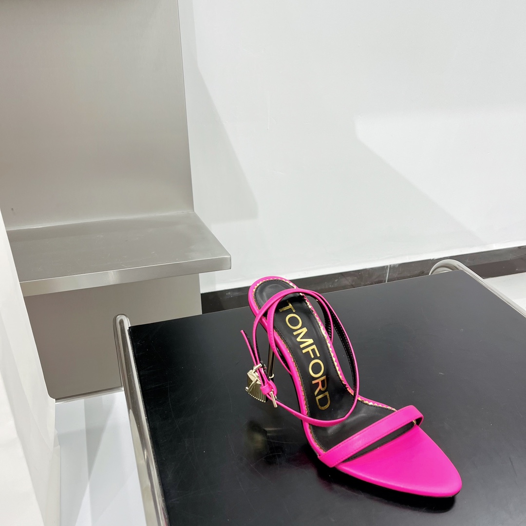 𝒕𝒐𝒎𝒇𝒐𝒓𝒅 𝟐𝟎𝟐𝟐/𝐒𝐒 𝐧𝐞𝐰 TF Tom Ford Gold Heel Padlock Sandals