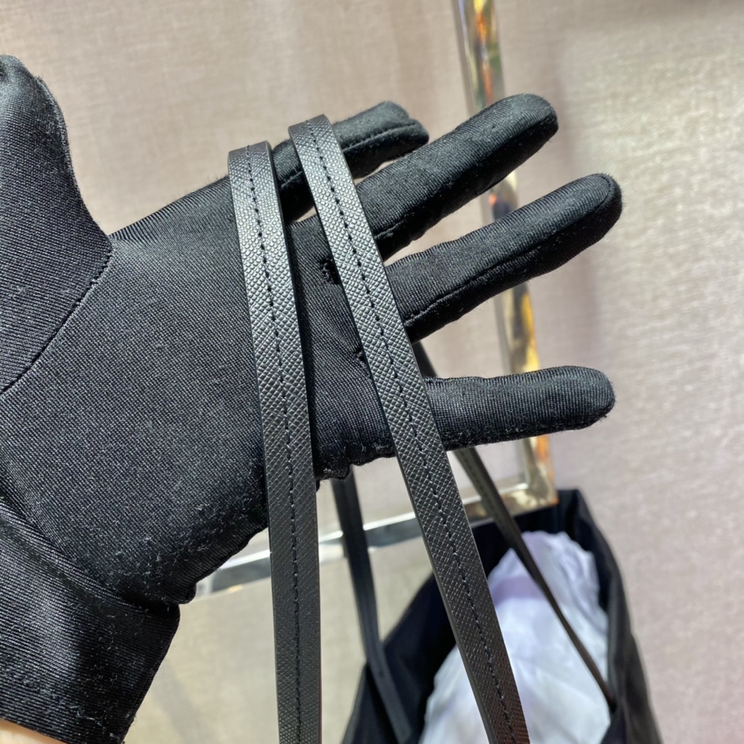 𝐏𝐑𝐀𝐃𝐀 Tote bag 1BG107