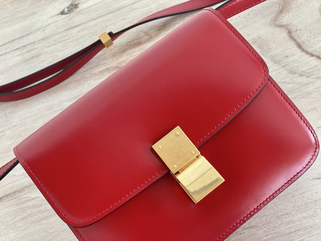 𝐂𝐞𝐥𝐢𝐧𝐞 Box Teen bag in polished calfskin