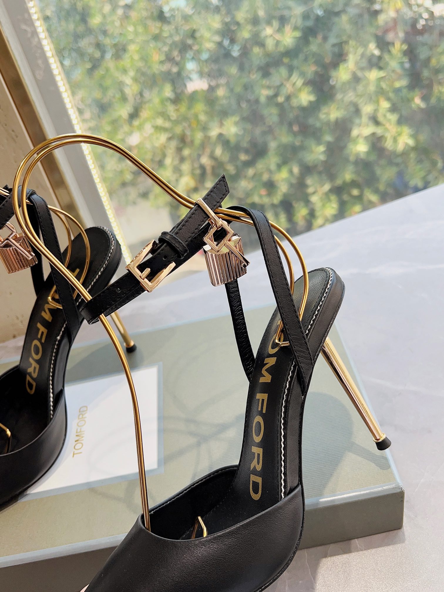 𝐓𝐎𝐌𝐅𝐎𝐑𝐃｜𝟐𝟎𝟐𝟑𝐒𝐒/𝐧𝐞𝐰  Dolce & Ga women's jeweled buckle jacquard raglan heels