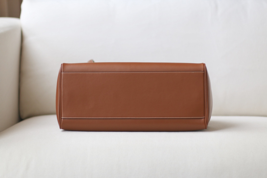 𝐂𝐞𝐥𝐢𝐧𝐞 soft 16 large soft bag in smooth calfskin