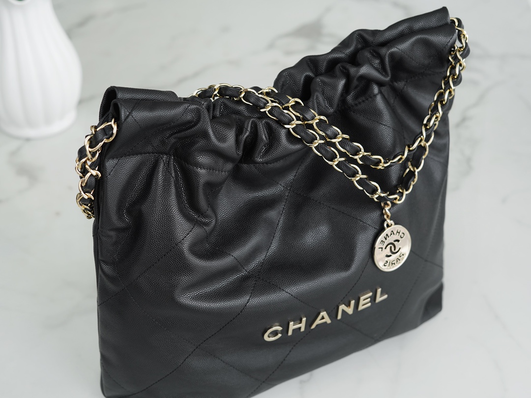 𝗖𝗛𝗔𝗘𝗡𝗟✦ 𝟐𝟐𝗣Spring/Summer New 𝟐𝟐Handbag Black Gold Caviar