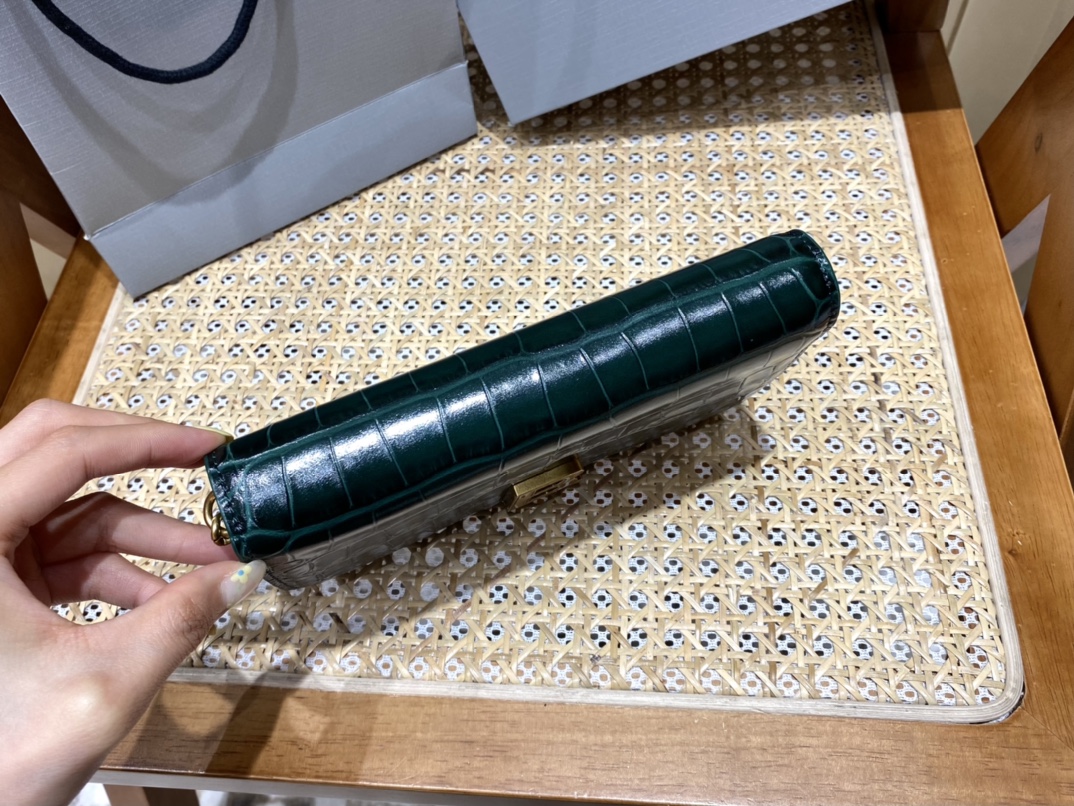 BALENCIAGA 𝘄𝗮𝗹𝗹𝗲𝘁 𝗼𝗻 𝗰𝗵𝗮𝗶𝗻 ▪️ crocodile print green gold buckle