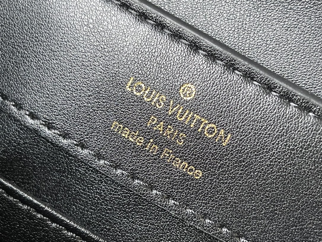 𝐋𝐎𝐔𝐈𝐒 𝐕𝐔𝐈𝐓𝐓𝐎𝐍    M95393