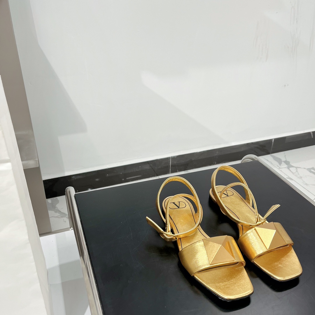 【Valentino】𝟐𝟎𝟐𝟏/𝐒𝐒 𝐧𝐞𝐰 Valentino Early Spring Collection Lace-up Sandals