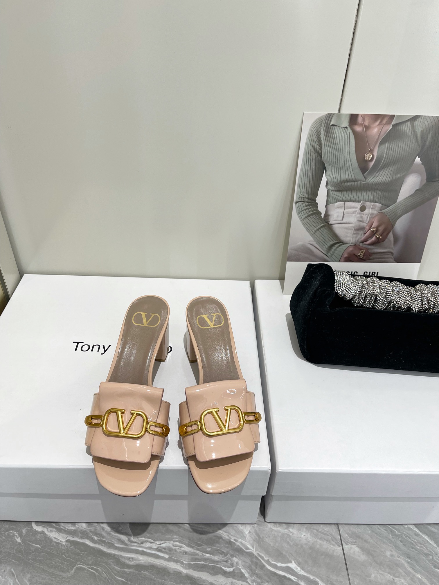 【Valentino】𝟐𝟎𝟐𝟏/𝐒𝐒 𝐧𝐞𝐰  Valentino 2022 / fw spring and summer new women's slippers