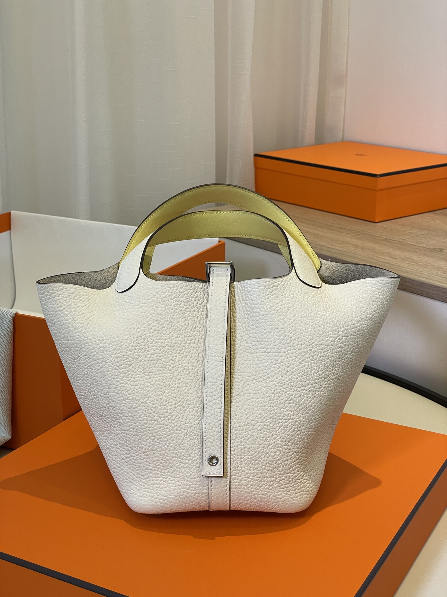 picotin18 creamy white tc skin with chicken yellow