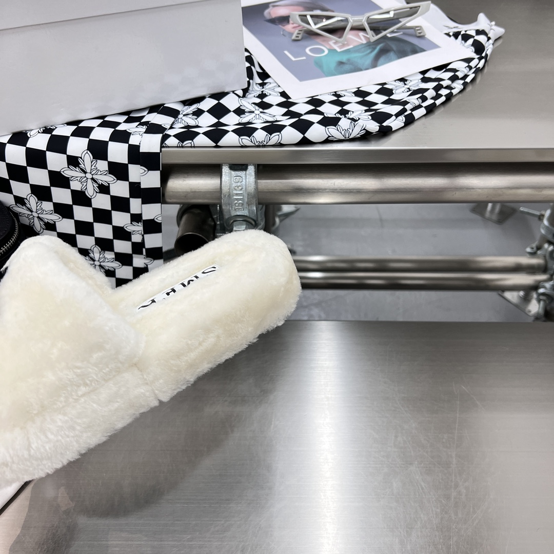 𝐒𝐌𝐅𝐊｜𝟐𝟎𝟐𝟐/𝐒𝐒 𝐧𝐞𝐰 Thick sole woolen slippers Sheepskin padded feet logo clearly visible Customized rubber non-slip outsole