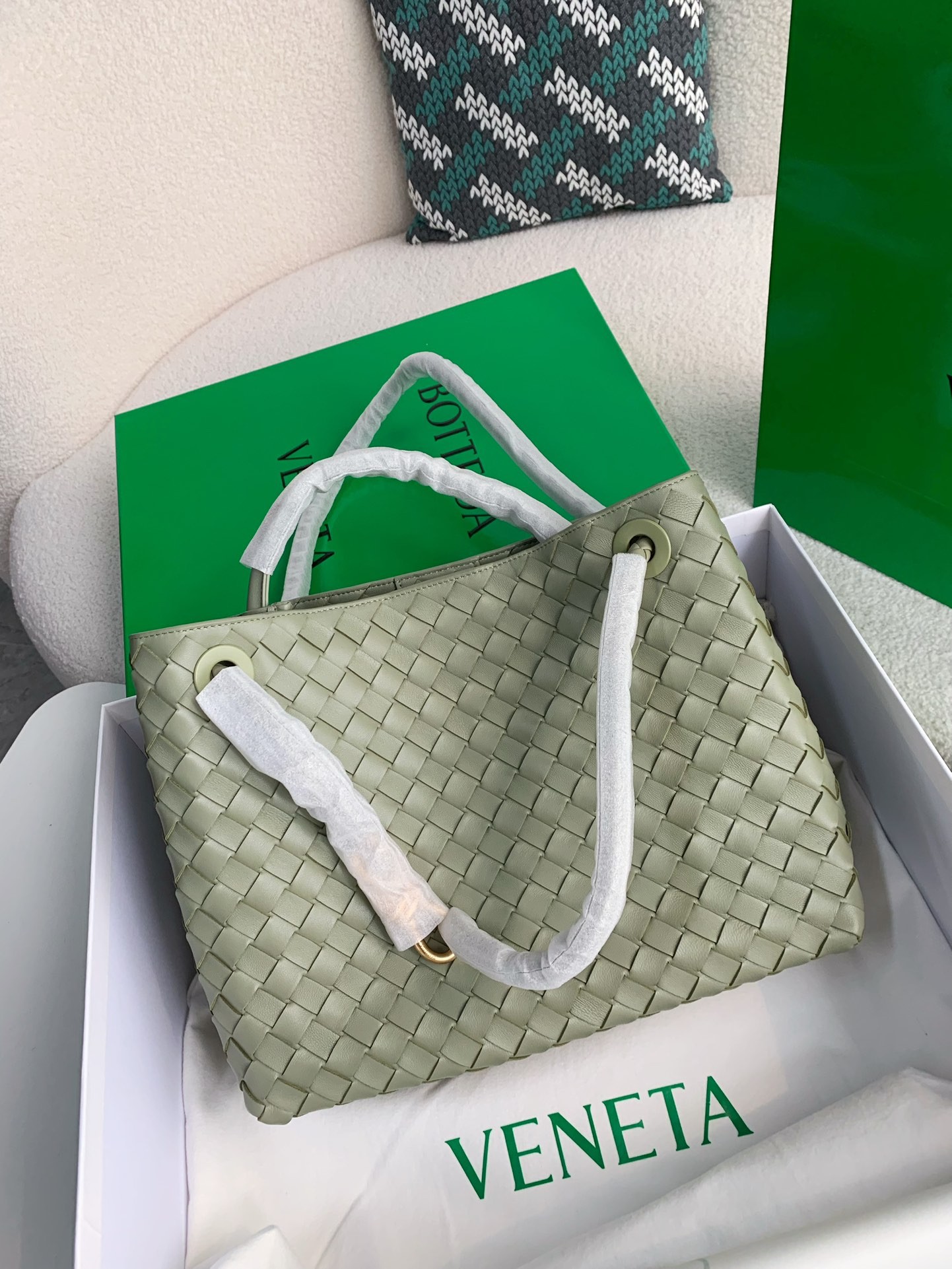 BOTTECA VENETA Knit handbags Size：32*24*12cm