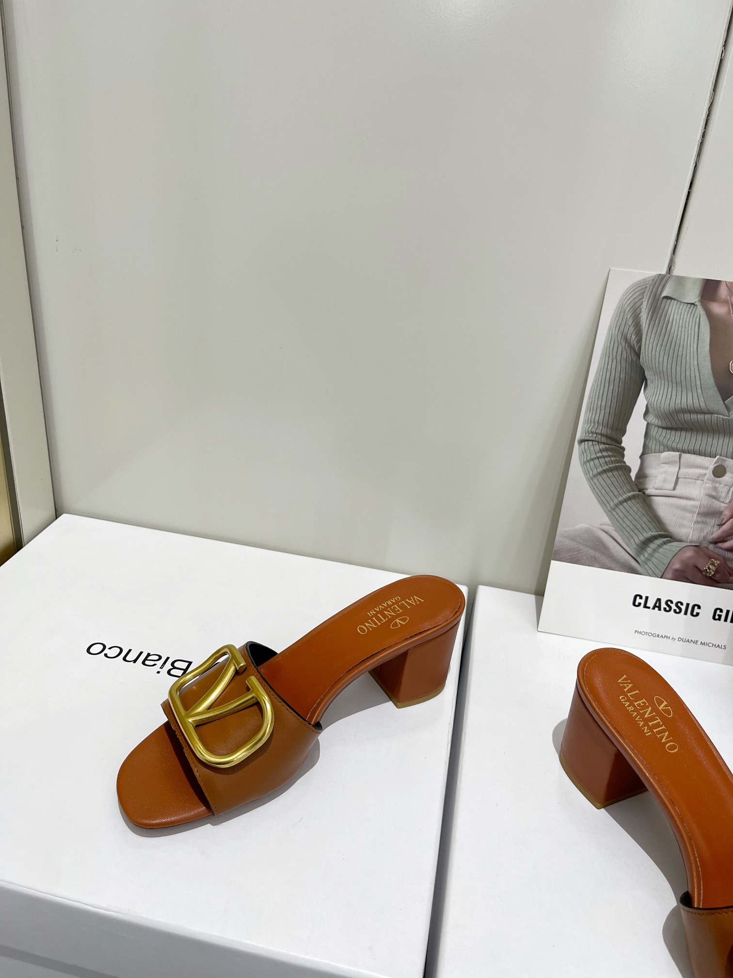 【Valentino】𝟐𝟎𝟐𝟏/𝐒𝐒 𝐧𝐞𝐰  Valentino 2022 / fw spring and summer new women's slippers