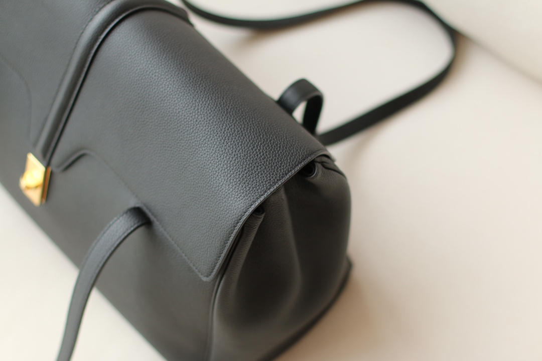 𝐂𝐞𝐥𝐢𝐧𝐞 soft 16 large soft bag in smooth calfskin