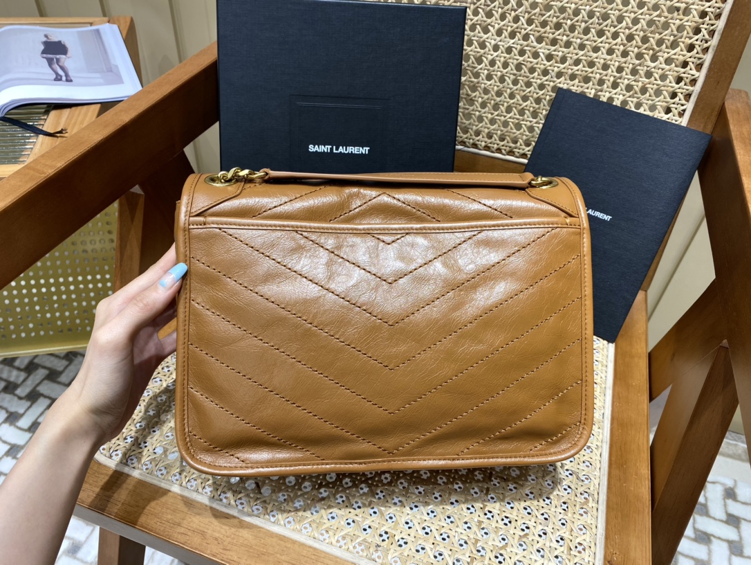 SAINT LAURENT  𝐍𝐢𝐤𝐢 28𝐜𝐦 #633158