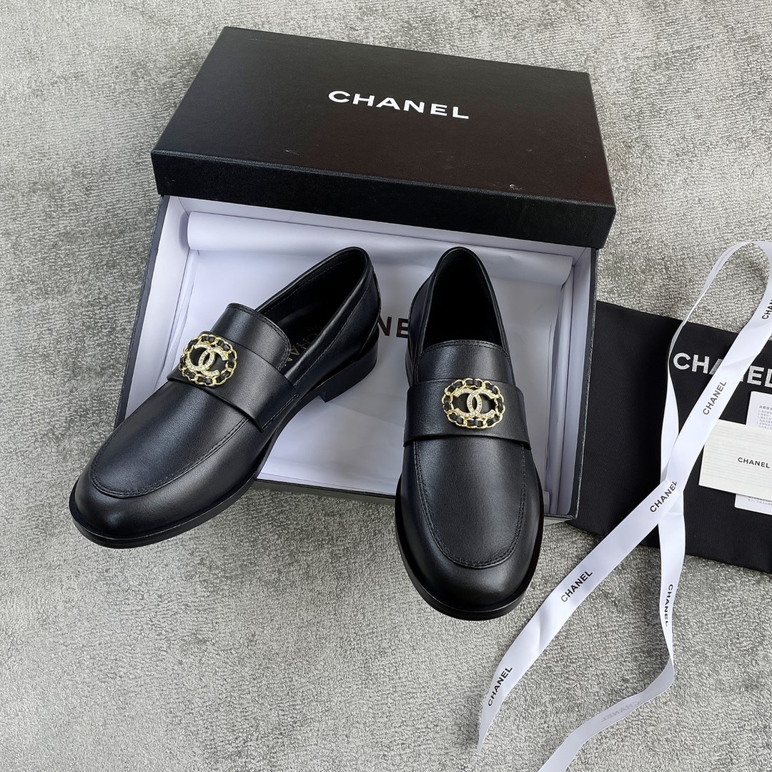 CHANEL Louboutins Simple small single shoes Lace-shaped round Logo leather outsole