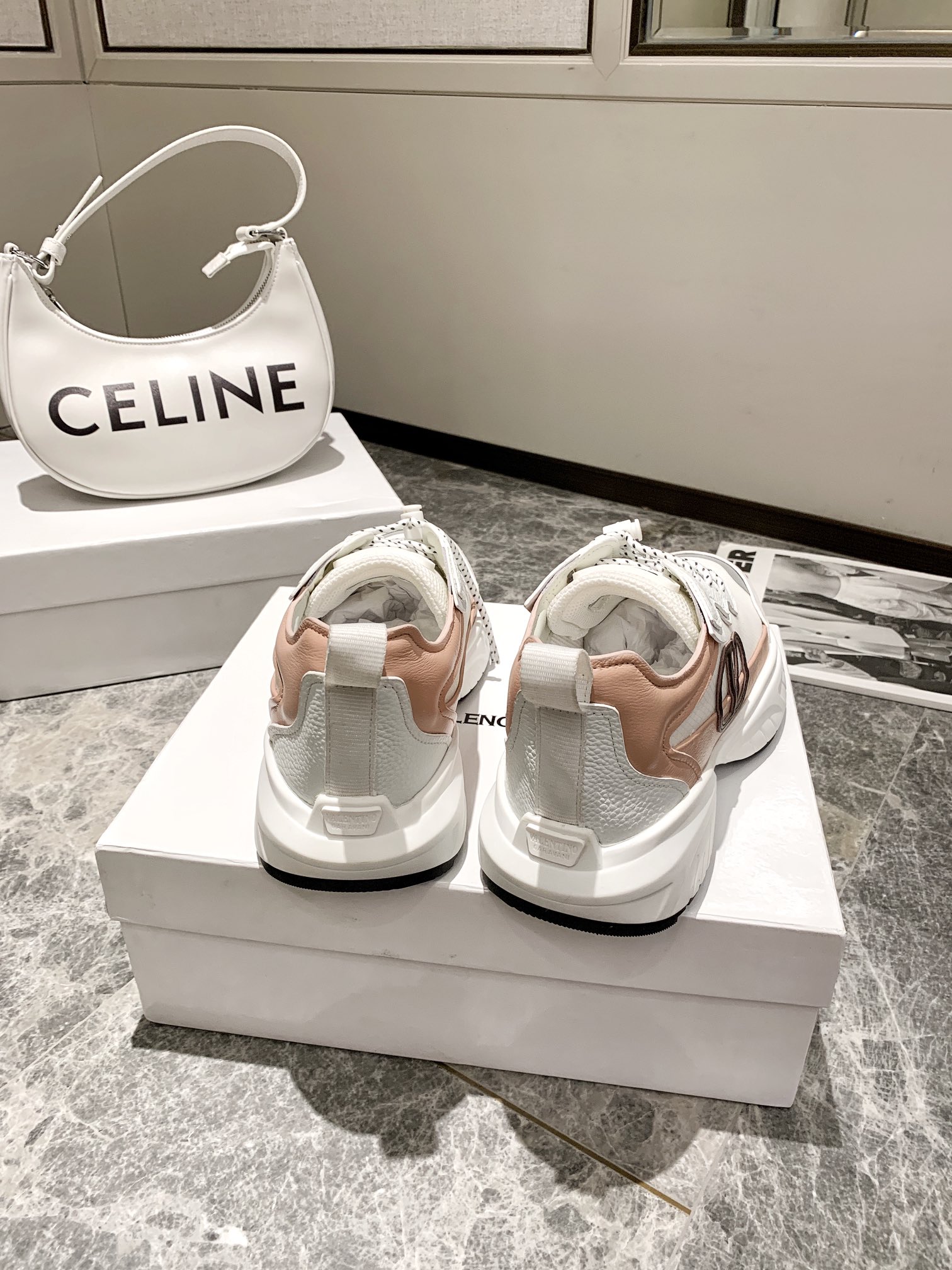 【Valentino】𝟐𝟎𝟐𝟏/𝐒𝐒 𝐧𝐞𝐰 Valentino 2022 ss spring-summer collection of new old man shoes