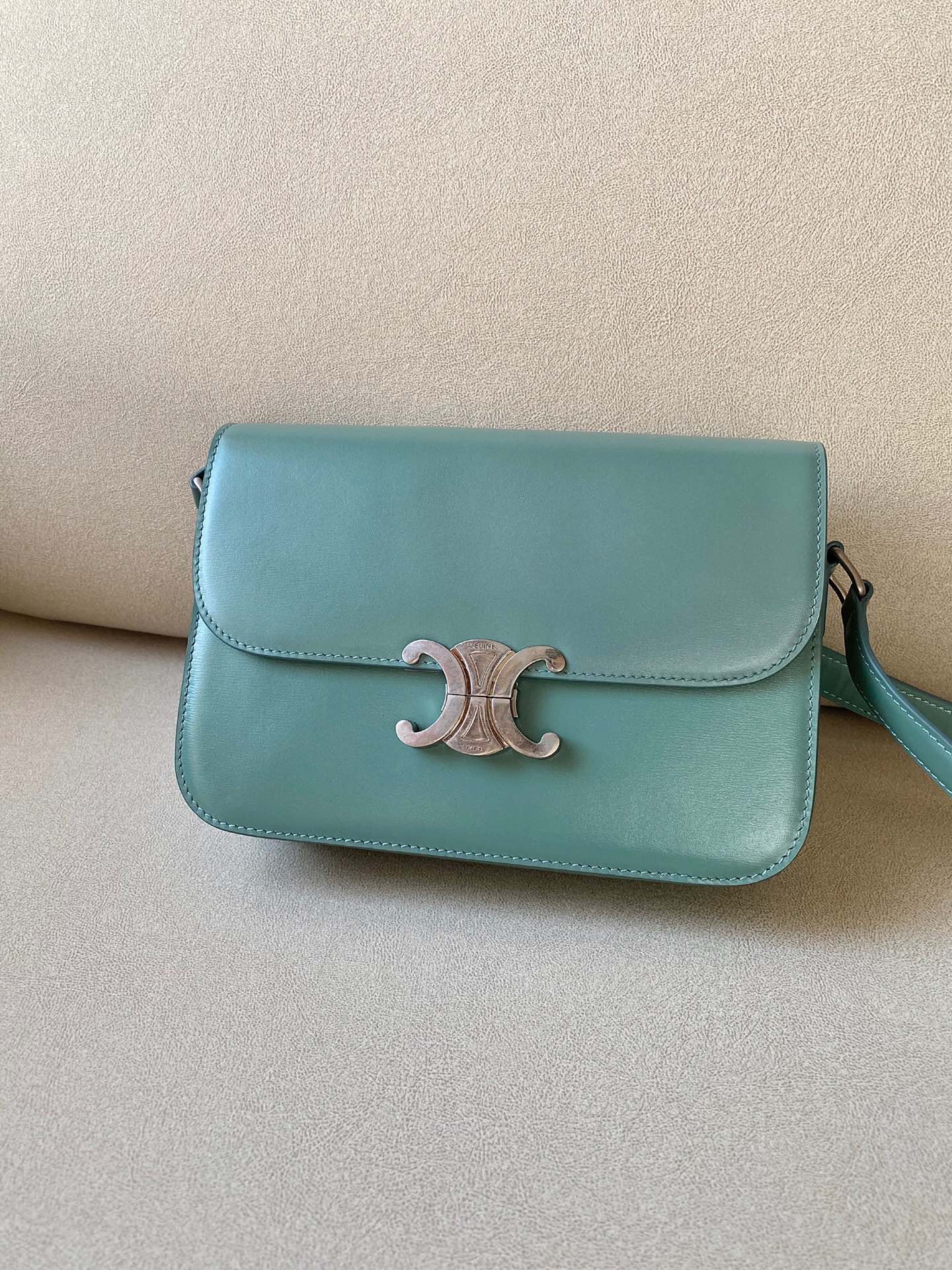 𝐂𝐞𝐥𝐢𝐧𝐞 Triomphe Medium 22.5cm