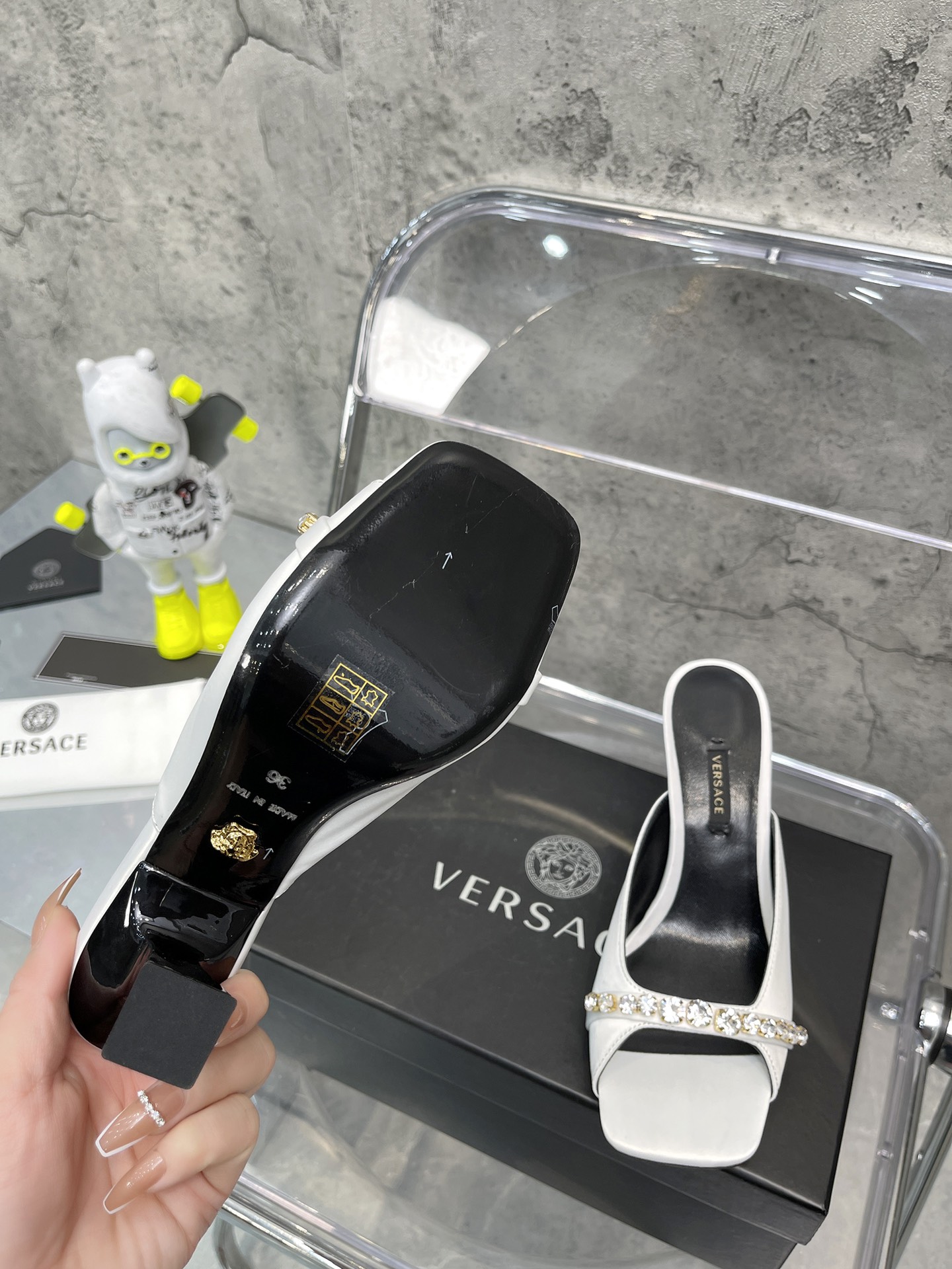 𝐕𝐞𝐫𝐬𝐚𝐜𝐞｜𝟐𝟎𝟐𝟐/𝐒𝐒 𝐧𝐞𝐰 Gold LA MEDUSA string with sparkling crystal ribbon