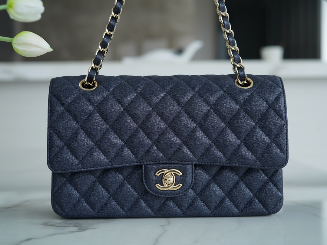 𝐂𝐇𝐀𝐍𝐄𝐋 Classic Flap washed cowhide is made from the most delicate newborn calves Washed fetal cow Medium Dark Blue🪁