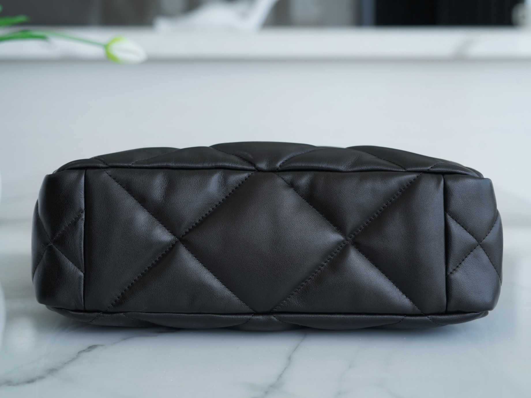 𝗖𝗛𝗔𝗡𝗘𝗟 𝟮𝟮𝗕 19 𝑩𝑨𝑮 𝑻𝒐𝒕𝒆 Italy 🇮🇹 level [box] lambskin 🐑 Genuine Leather Black Silver