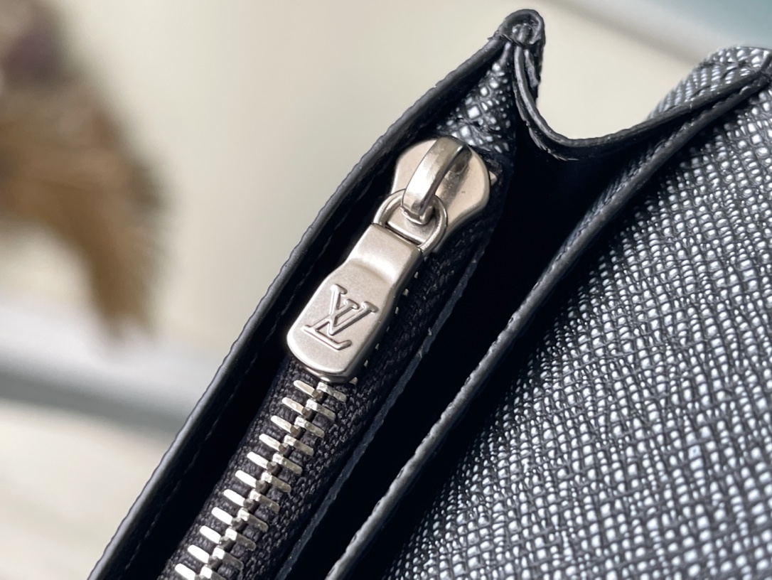 𝐋𝐎𝐔𝐈𝐒 𝐕𝐔𝐈𝐓𝐓𝐎𝐍     M81807