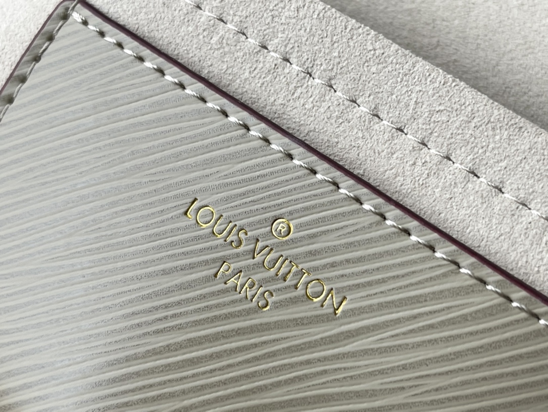 𝐋𝐎𝐔𝐈𝐒 𝐕𝐔𝐈𝐓𝐓𝐎𝐍   M21112