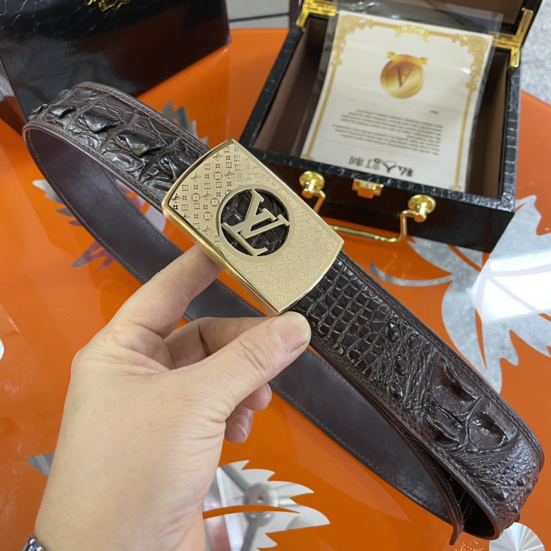 LOUIS VUITTO uses real crocodile 🐊🐊 skin and bone back skin for the body. There is no splicing at the tail