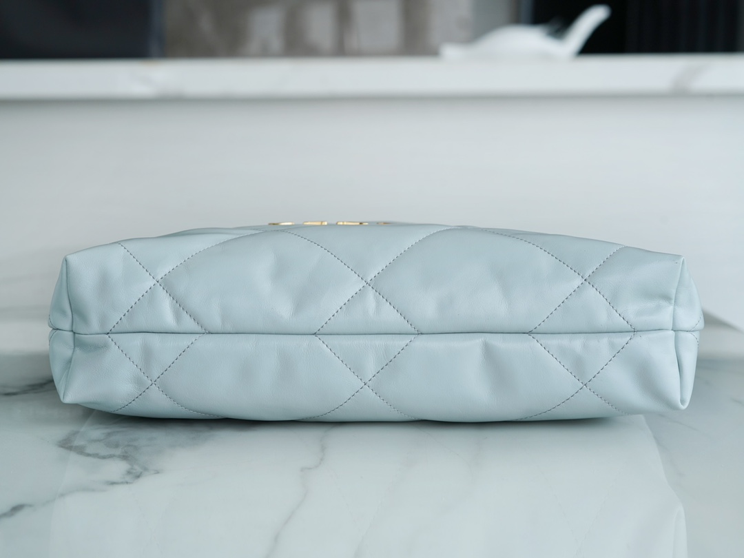 𝗖𝗛𝗔𝗘𝗡𝗟✦23C 22 handbag authentic tail leather haze blue small