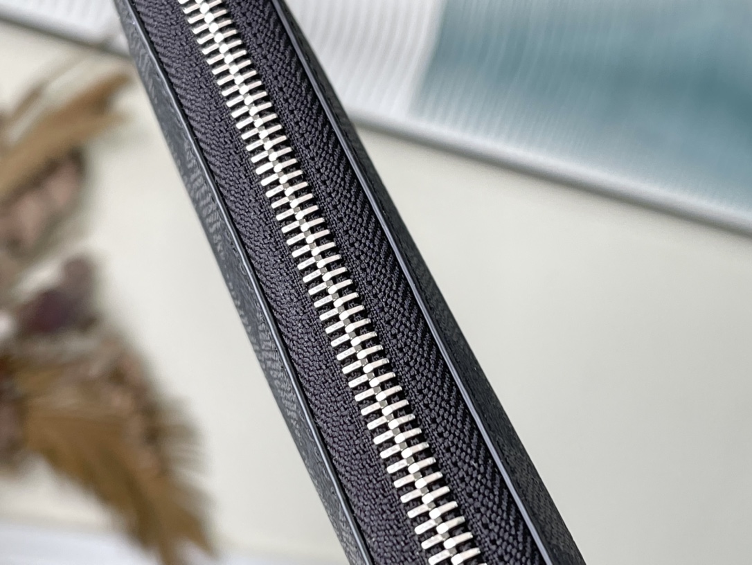 𝐋𝐎𝐔𝐈𝐒 𝐕𝐔𝐈𝐓𝐓𝐎𝐍   N60111