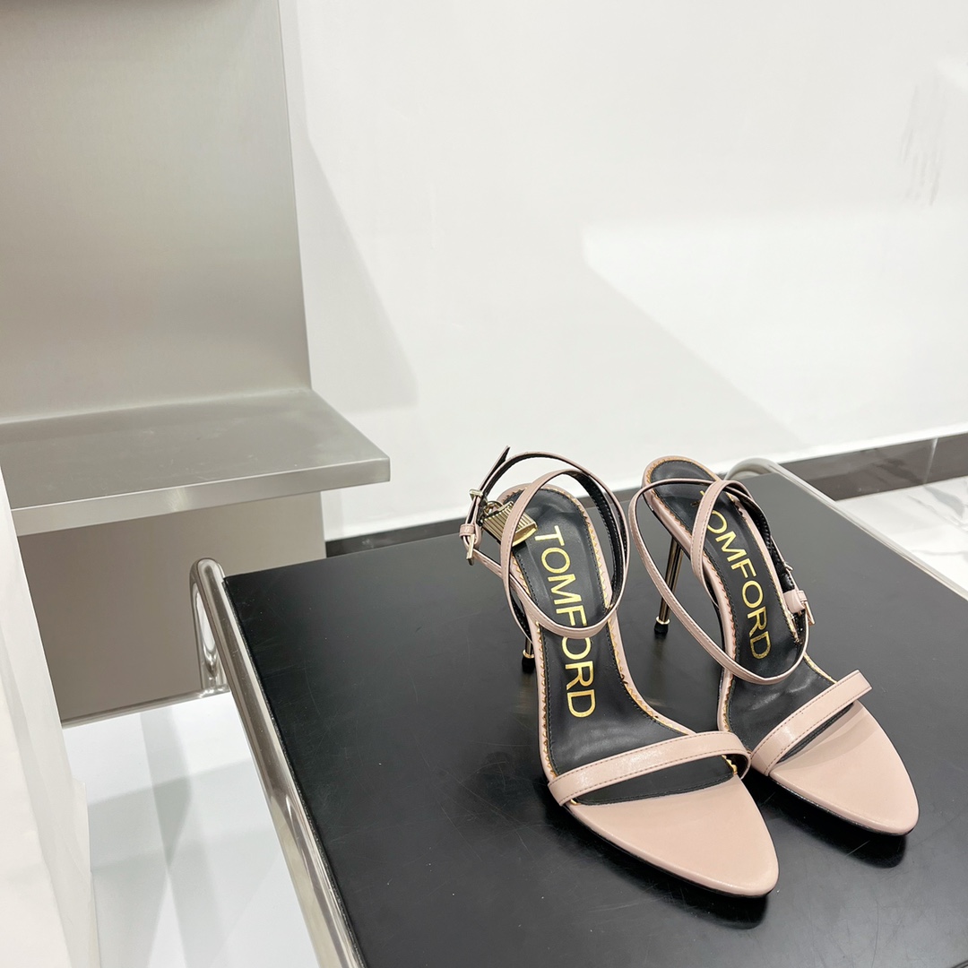 𝒕𝒐𝒎𝒇𝒐𝒓𝒅 𝟐𝟎𝟐𝟐/𝐒𝐒 𝐧𝐞𝐰 TF Tom Ford Gold Heel Padlock Sandals