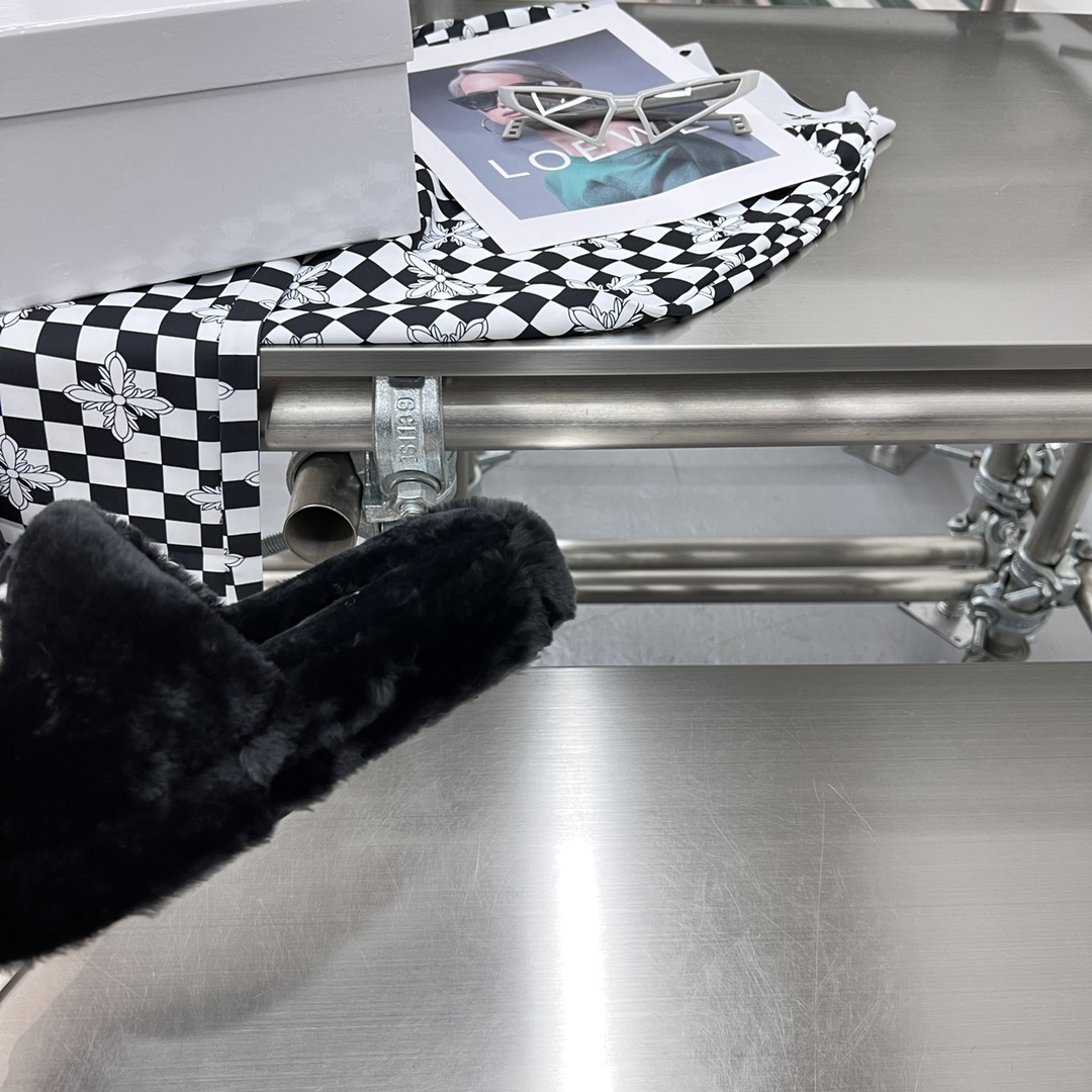 𝐒𝐌𝐅𝐊｜𝟐𝟎𝟐𝟐/𝐒𝐒 𝐧𝐞𝐰 Thick sole woolen slippers Sheepskin padded feet logo clearly visible Customized rubber non-slip outsole