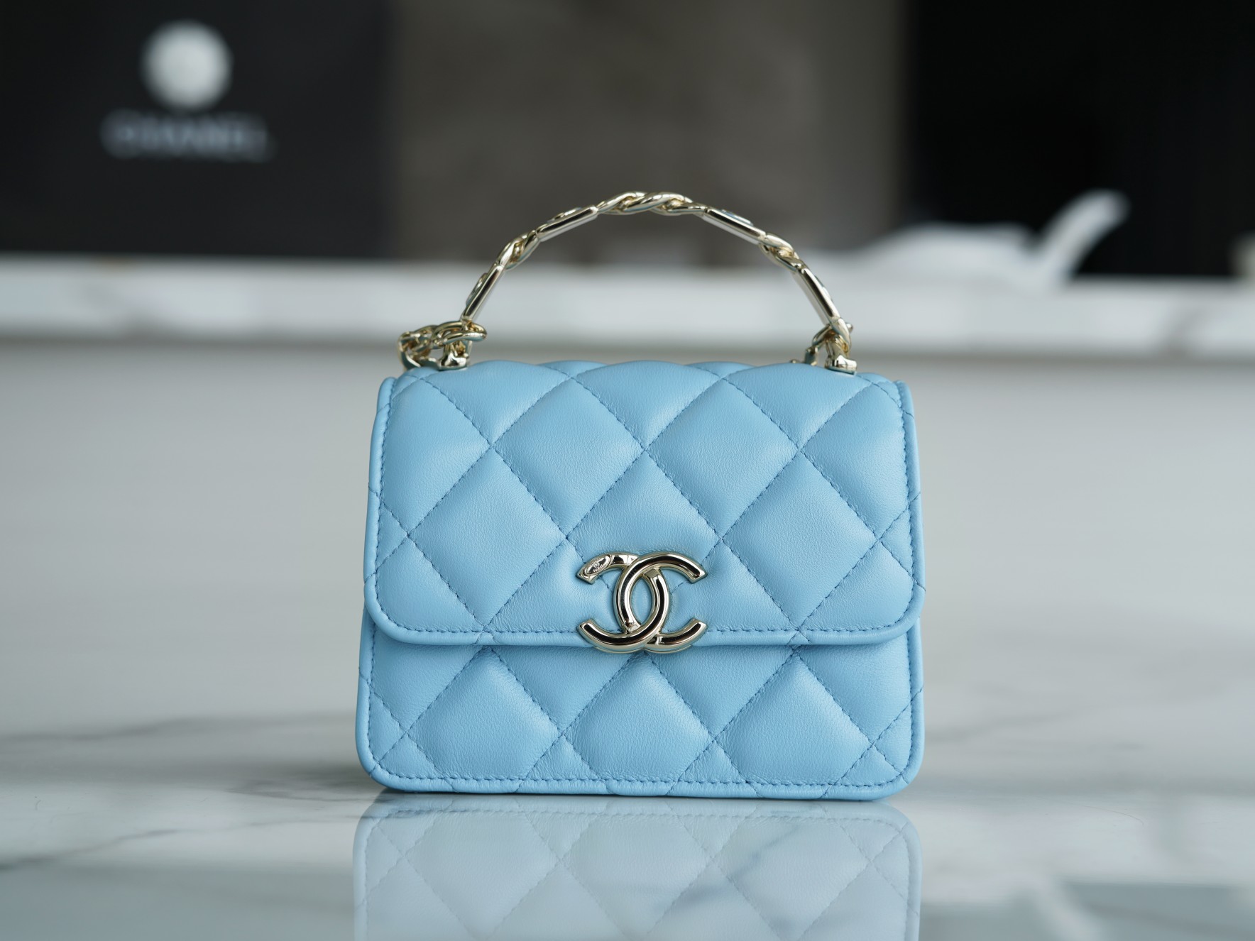 𝗖𝗛𝗔𝗘𝗡𝗟✦ 𝟮𝟮𝐒 Enamel Handle Chain Bag Blue