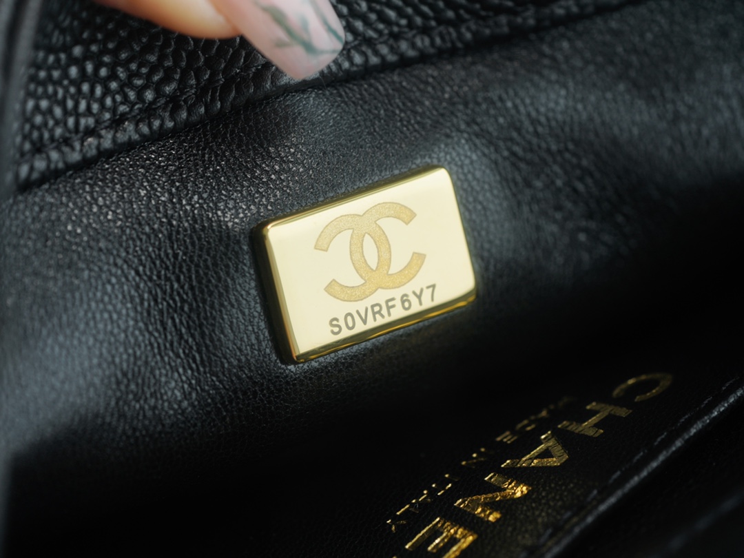 𝗖𝗛𝗔𝗡𝗘𝗟 ✦𝗖𝗹𝗮𝘀𝘀𝗶𝗰 𝗙𝗹𝗮𝗽23P Spring/Summer New Love Heart Adjustable Buckle mini Black