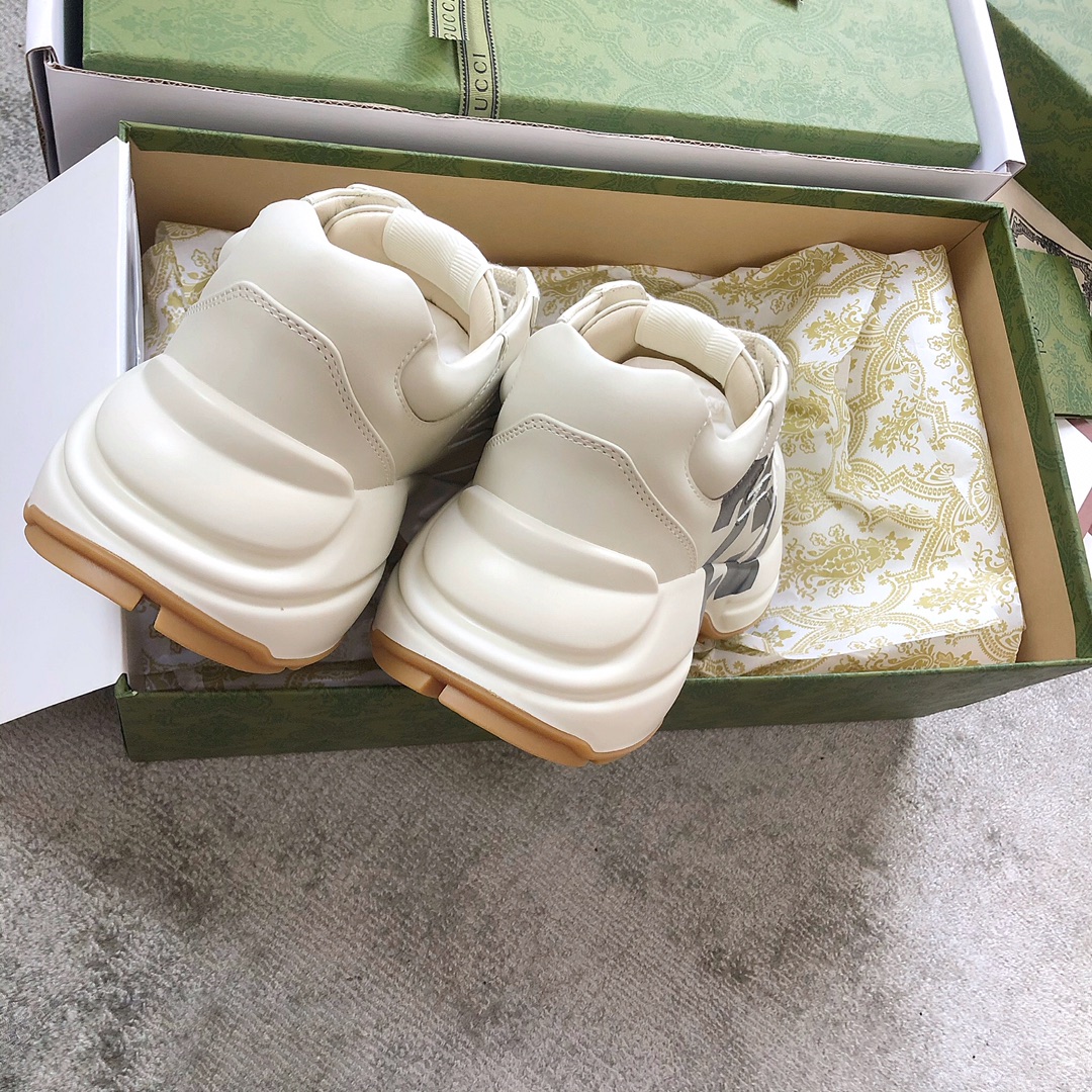 Gucci Pops This collection has a lot of flora and fauna elements Original material