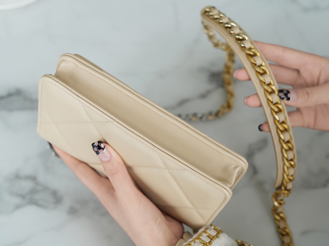 CHANEL 19Bag 𝑾𝒐𝒄 22C silver buckle light apricot