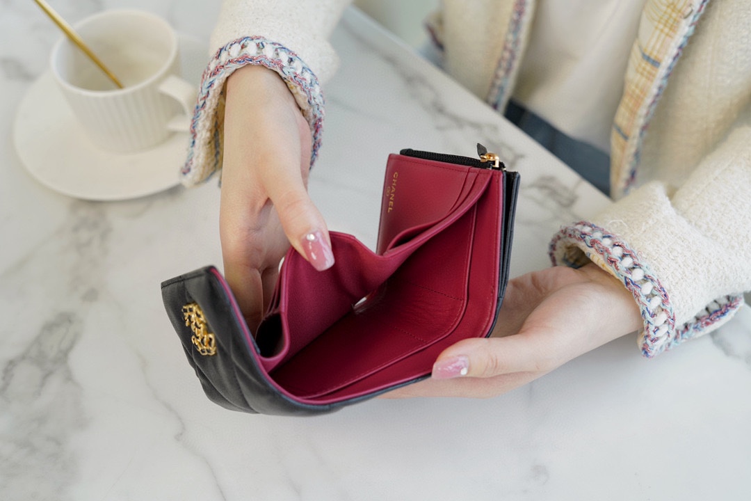 𝗖𝗛𝗔𝗘𝗡𝗟✦In goatskin leather🐐 19 Series Short Clip Black Gold