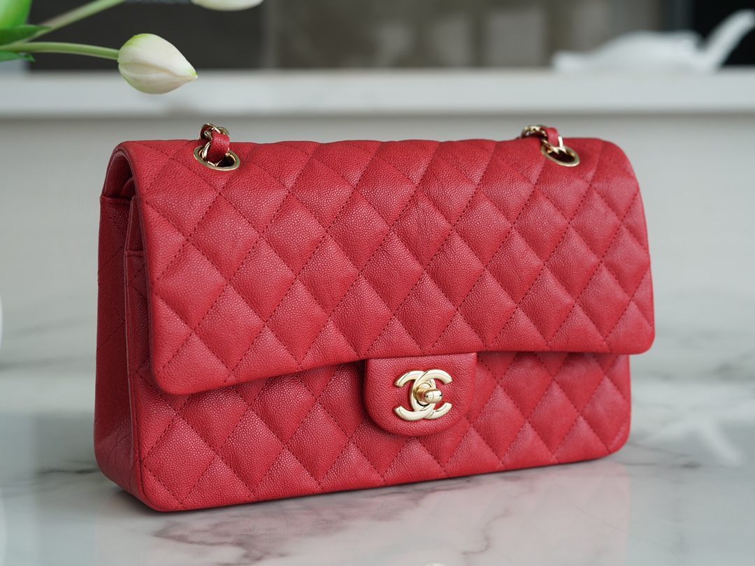 𝐂𝐇𝐀𝐍𝐄𝐋 Classic Flap washed cowhide is made from the most delicate calves just born Washed fetal cow Medium Large red ❤