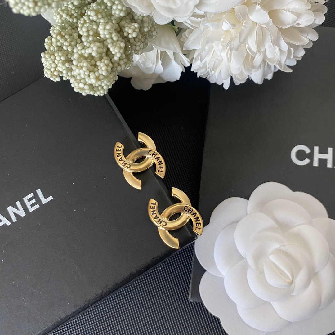 CHANEL🇫🇷Xiaoxiang Finely carved and printed letter earrings earrings