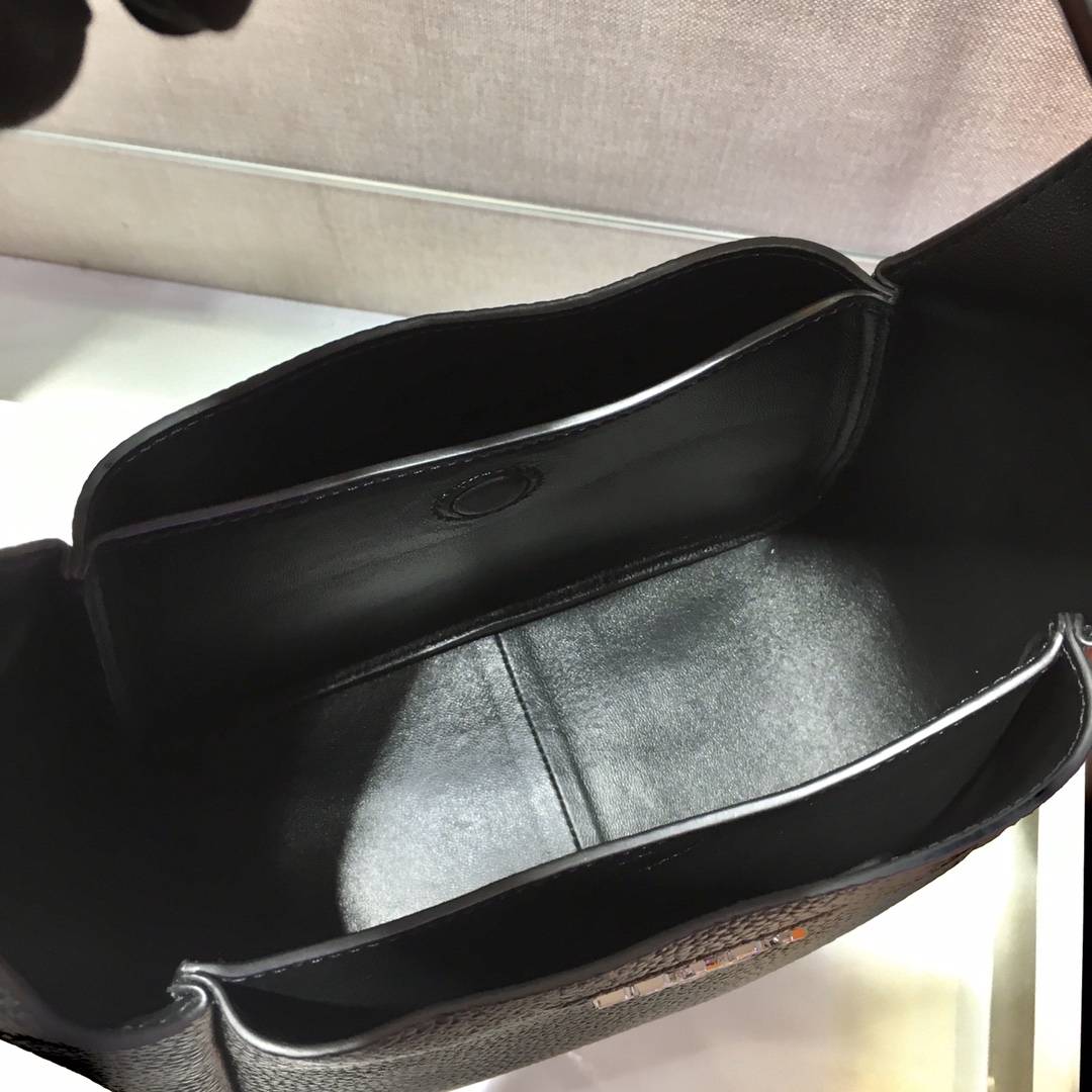 𝐏𝐑𝐀𝐃𝐀 New Bucket Bag