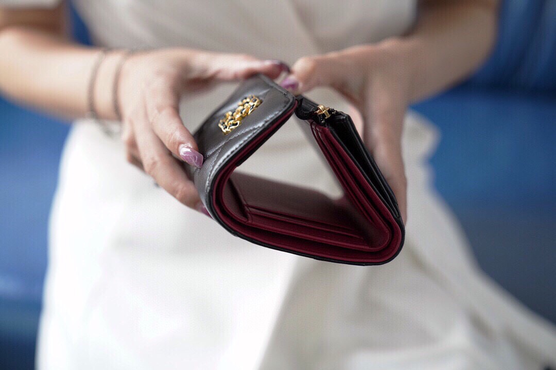 𝗖𝗛𝗔𝗘𝗡𝗟✦In goatskin leather 🐐 Wallet with short clip from the 19 series Black gold