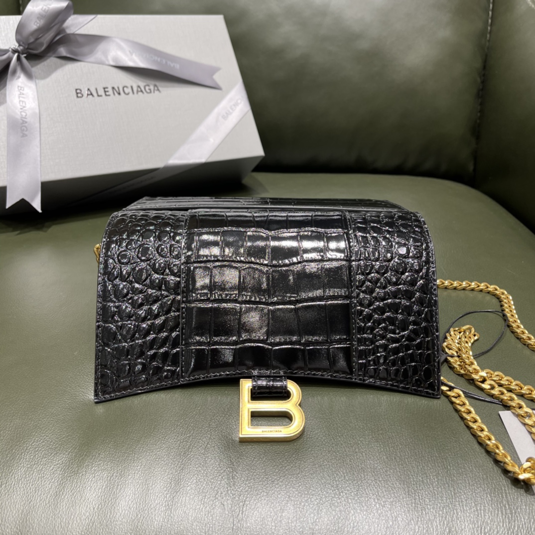 BALENCIAGA 𝐇𝐨𝐮𝐫𝐠𝐥𝐚𝐬𝐬 𝐰𝐚𝐥𝐥𝐞𝐭 𝐨𝐧 𝐜𝐡𝐚𝐢𝐧 ⏳ ▪️ crocodile print black gold buckle