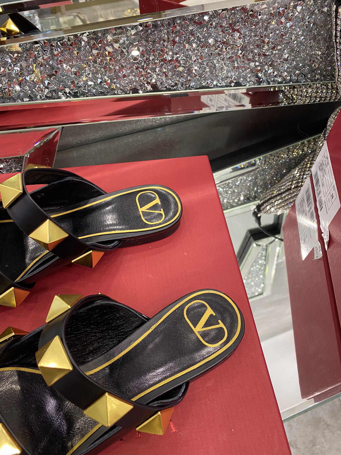 【Valentino】𝟐𝟎𝟐𝟏/𝐒𝐒 𝐧𝐞𝐰 The latest series of counter perfect details original matte open edge bead leather