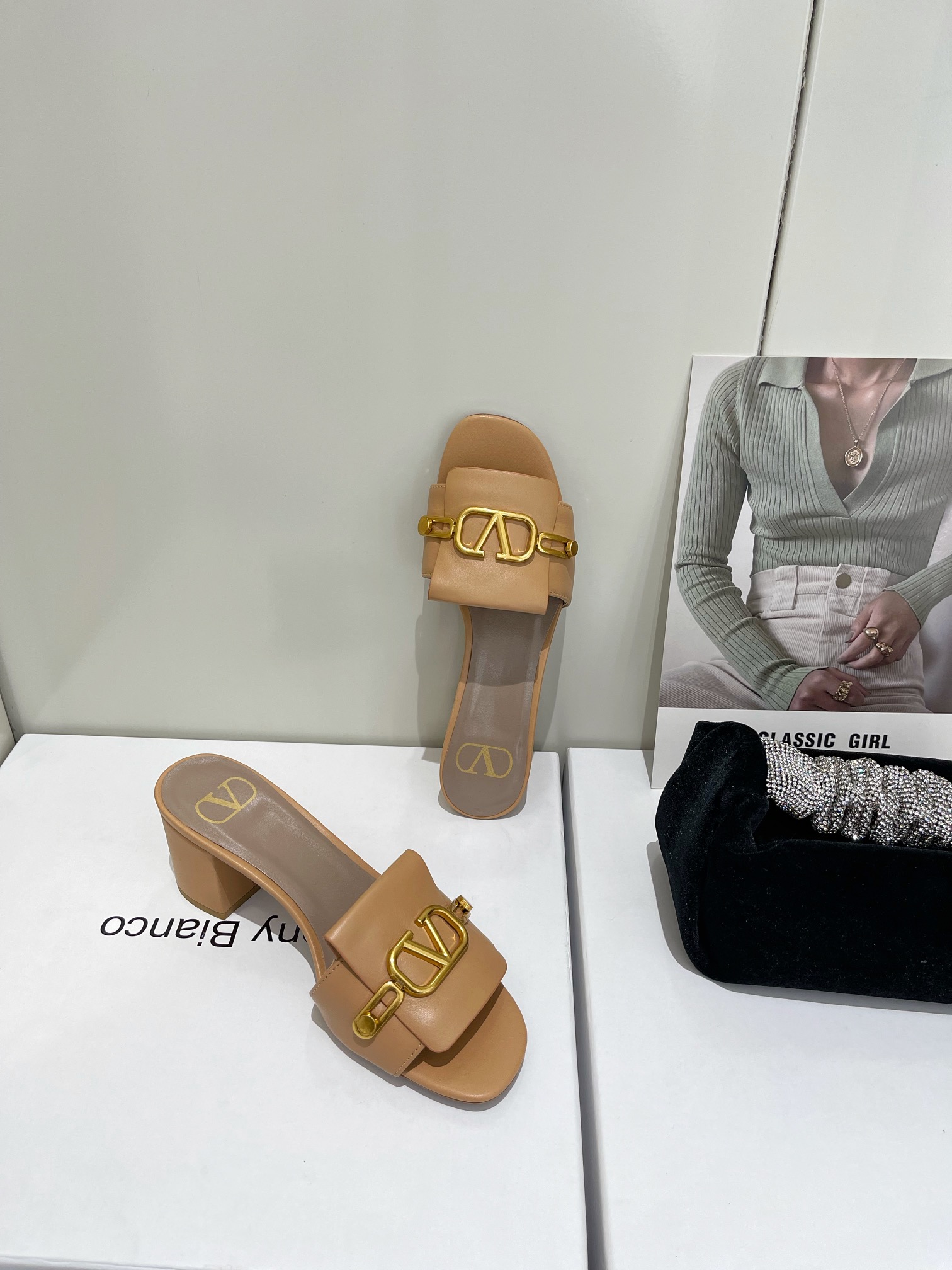 【Valentino】𝟐𝟎𝟐𝟏/𝐒𝐒 𝐧𝐞𝐰  Valentino 2022 / fw spring and summer new women's slippers