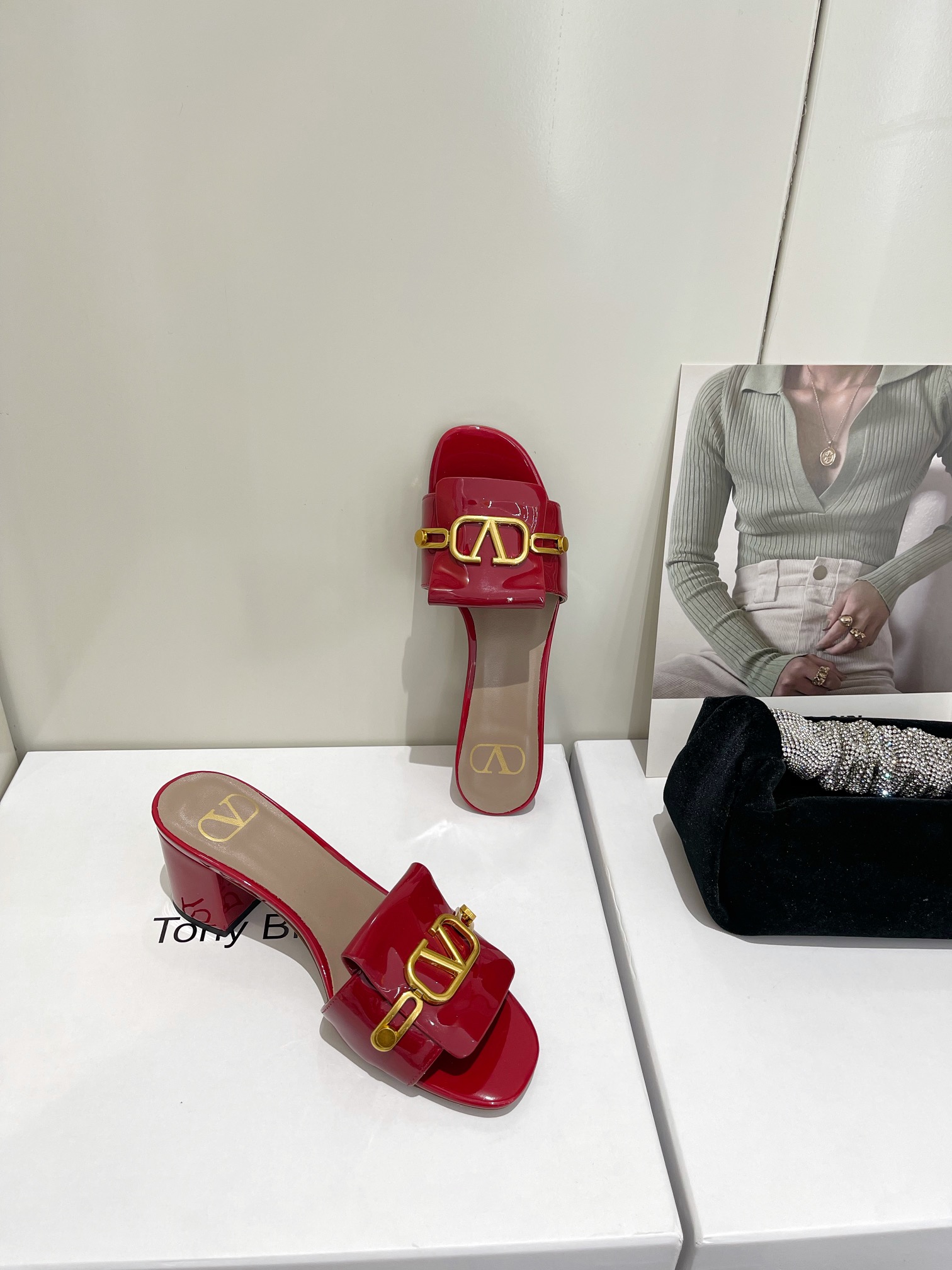 【Valentino】𝟐𝟎𝟐𝟏/𝐒𝐒 𝐧𝐞𝐰  Valentino 2022 / fw spring and summer new women's slippers