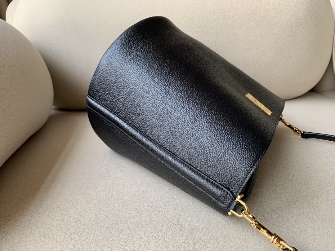 𝐂𝐞𝐥𝐢𝐧𝐞 BUCKET 16 bucket bag in smooth calfskin